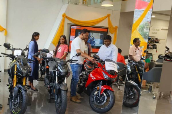 Dhanteras 2025 : धनतेरस का बाजार सजा, गुमला में अभी से सामानों की बुकिंग शुरू Dhanteras Market Gumla