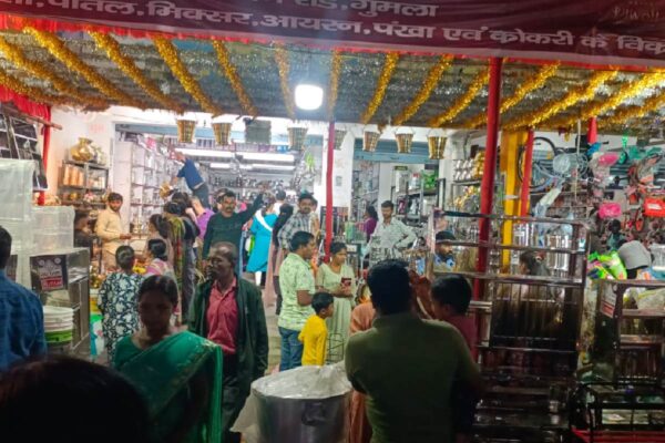 गुमला में धनतेरस पर बरसा धन, 50 करोड़ से अधिक का कारोबार Gumla Dhanteras Market