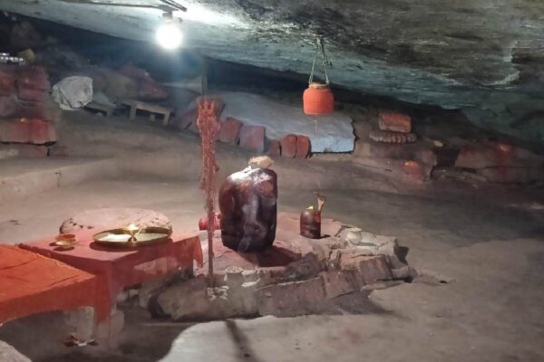 रामायण युग से जुड़ा है देवगांव गुफा का इतिहास, कई रहस्यमयी चीजें यहां है History of Devgaon Caves Palkot Gumla