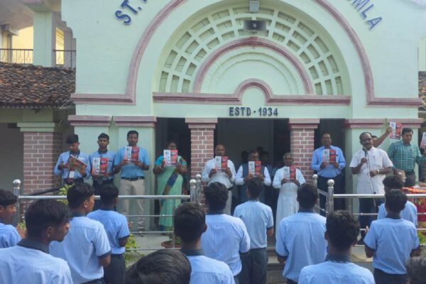 संत इग्नासियुस हाई स्कूल गुमला में ‘शताब्दी की ओर बढ़ते कदम’ पुस्तक का विमोचन St. Ignatius High School Gumla
