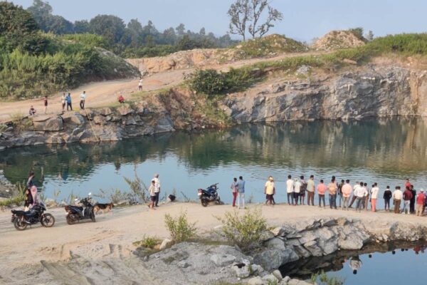 गुमला में अवैध पत्थर तोड़ने से बने तालाब में डूबा बच्चा child drowned in pond in gumla