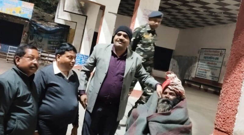 District Judge distributed blankets among the poor