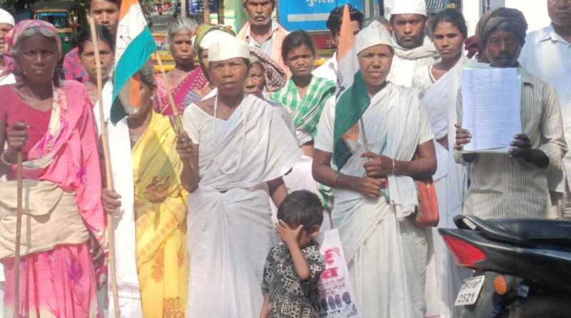 Gumla Villagers in SP Office