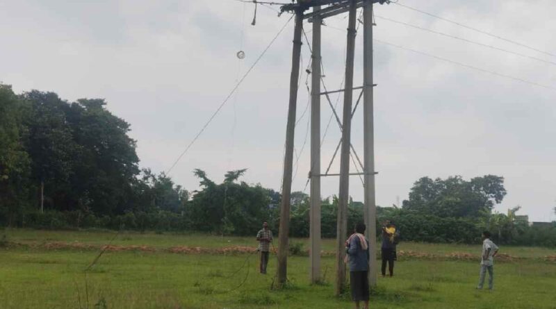11,000-volt high-tension wire falls on children