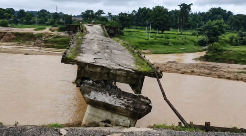 Kans River bridge collapses